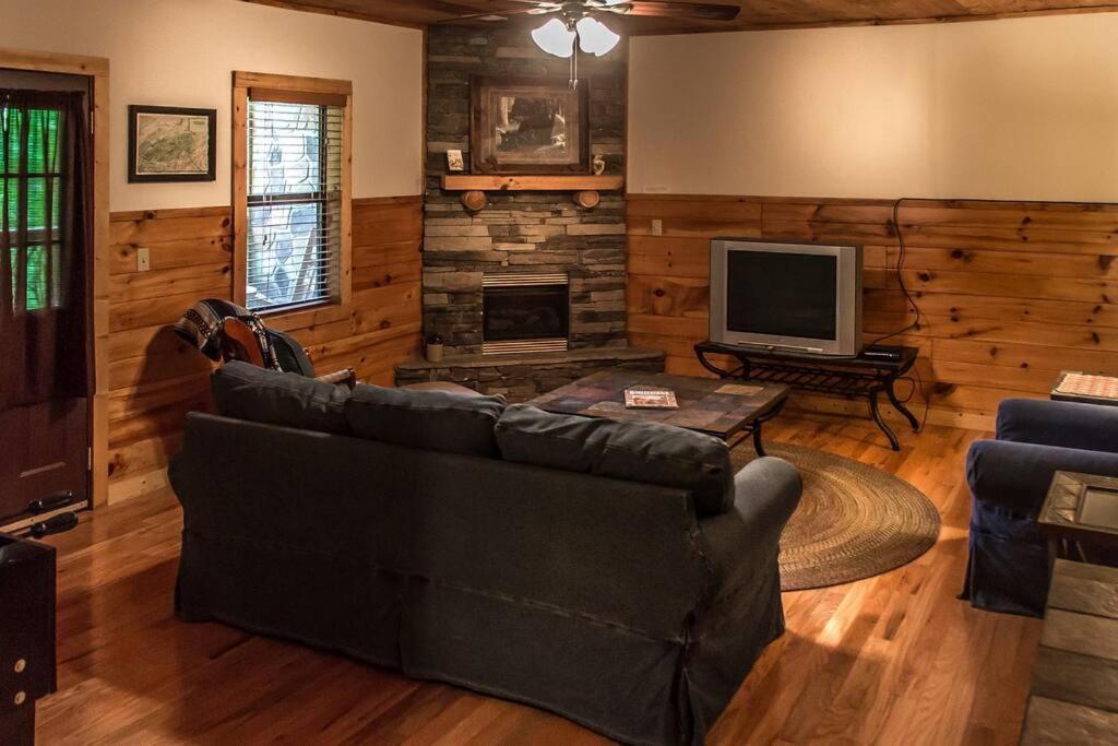 Holly Tree Hideaway - Semi Secluded Mtn Setting Sevierville Exterior foto